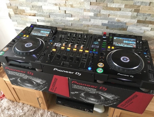 2x pioneer cdj 2000nxs2 +1xdjm 900nxs2 mixer, Nairobi -  Kenya