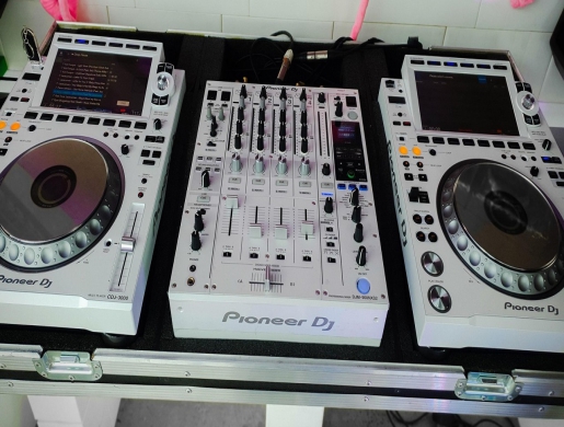 Pioneer CDJ-3000 Professional DJ Multi Player = 1400 EUR, Pioneer CDJ-2000NXS2 Multi Player = 1000 EURO, Centurion -  South Africa